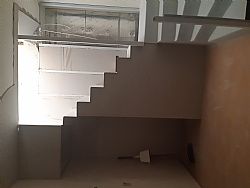 Εσωτερική σκάλα με αποθήκη